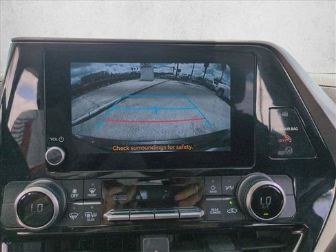 Used 2023 Toyota Highlander L FWD image 13