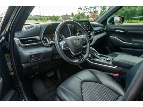 Used 2022 Toyota Highlander XSE AWD/4WD image 10