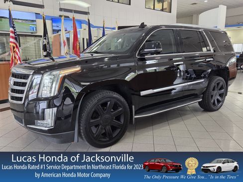 Used 2019 Cadillac Escalade Luxury RWD image 1