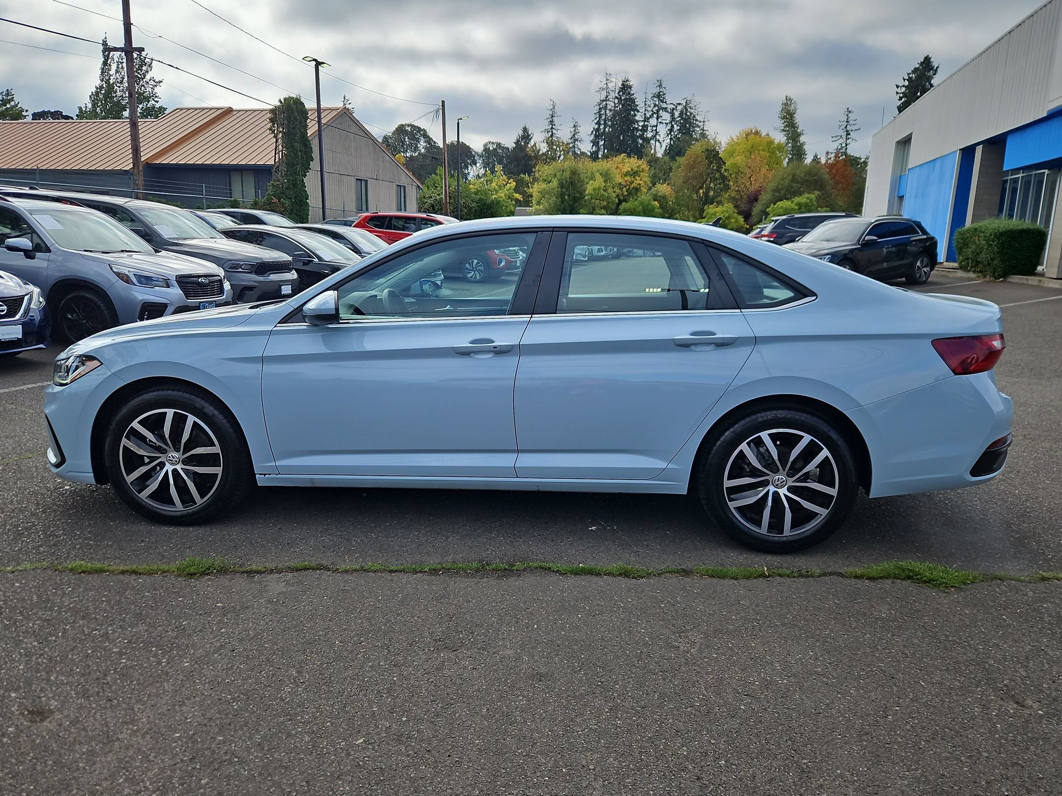 Used 2025 Volkswagen Jetta SE w/ Sunroof Package FWD image 2