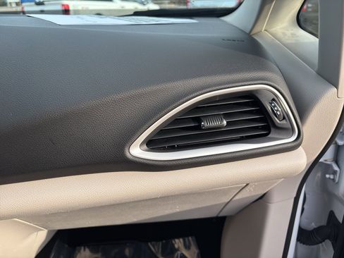 Used 2024 Chrysler Pacifica Touring-L image 37