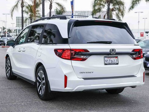 Certified 2025 Honda Odyssey EX-L image 4