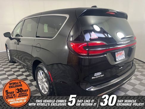 Used 2024 Chrysler Pacifica Touring-L FWD image 6