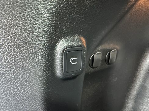 Used 2020 Jeep Cherokee Latitude Plus w/ Cold Weather Group AWD/4WD image 19