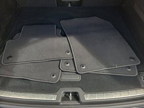 Used 2019 Volvo XC60 T6 Momentum w/ Multimedia Package image 9