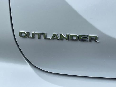 Used 2025 Mitsubishi Outlander SE image 22