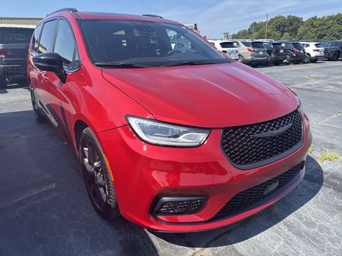 Used 2025 Chrysler Pacifica Limited FWD image 4