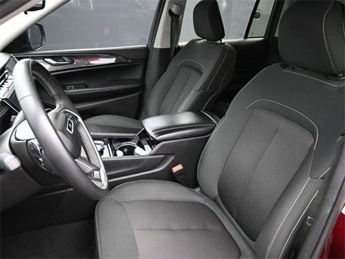 Used 2023 Jeep Grand Cherokee Laredo image 13