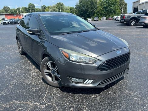 Used 2017 Ford Focus SE FWD image 1