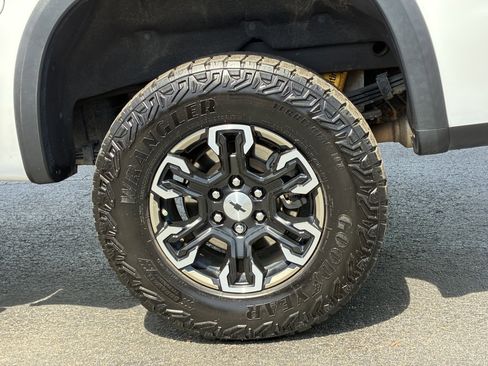 Used 2023 Chevrolet Silverado 1500 ZR2 image 11