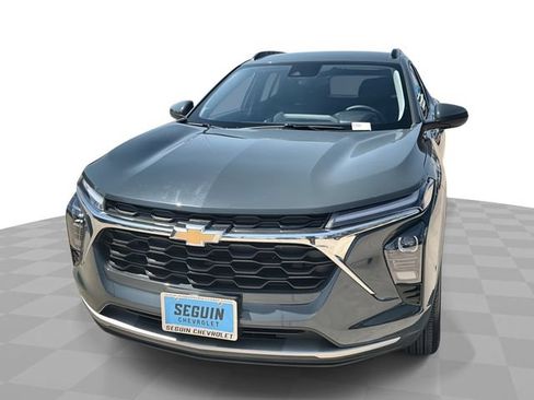 Used 2025 Chevrolet Trax LT FWD image 1