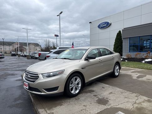 Used 2018 Ford Taurus SE image 2