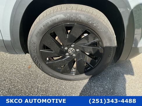 Used 2025 Volkswagen Atlas Cross Sport SE AWD/4WD image 9
