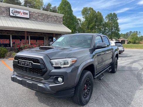 Used 2019 Toyota Tacoma TRD Sport image 4