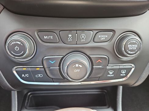 Used 2021 Jeep Cherokee Latitude Plus w/ Sun & Sound Group AWD/4WD image 28