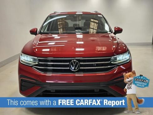 Used 2022 Volkswagen Tiguan SE w/ Panoramic Sunroof Package FWD image 2