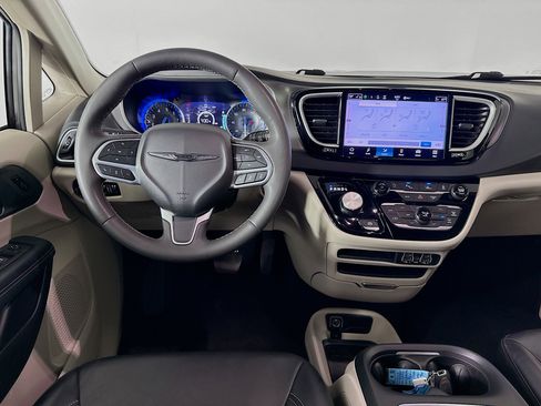 Used 2023 Chrysler Pacifica Touring-L image 26