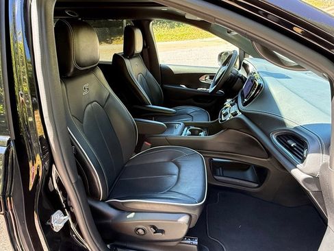 Used 2025 Chrysler Pacifica Limited FWD image 23