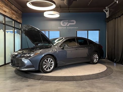 Used 2020 Toyota Avalon XLE w/ Moonroof Package image 24