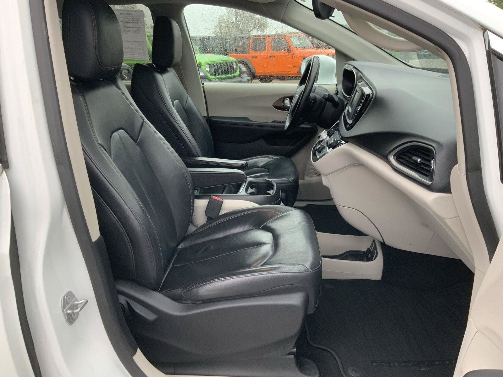 Used 2017 Chrysler Pacifica Touring-L FWD image 50