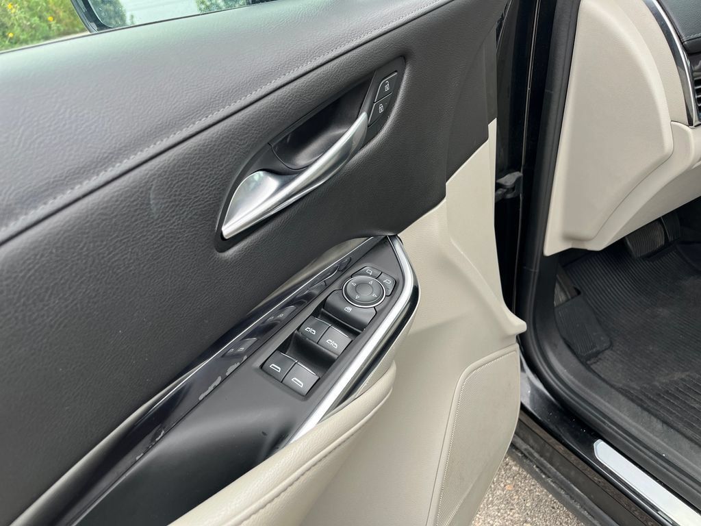 Used 2020 Cadillac XT4 Luxury w/ Cold Weather Package FWD image 14