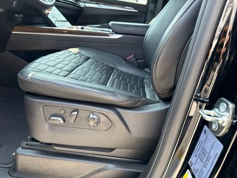 Used 2025 Cadillac Escalade ESV Sport Platinum w/ LPO, ONYX Package AWD/4WD image 18