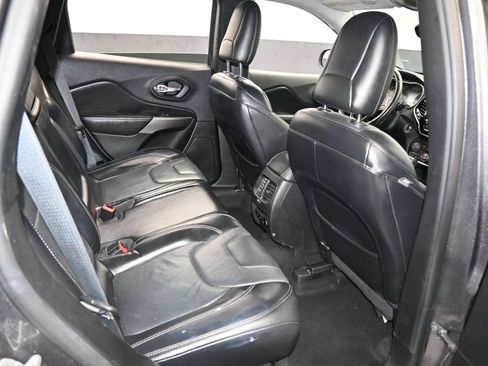 Used 2019 Jeep Cherokee Limited FWD image 39