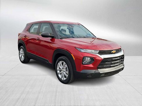 Used 2021 Chevrolet TrailBlazer LS image 2