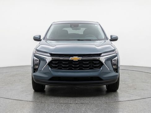 Used 2025 Chevrolet Trax LT w/ LT Convenience Package FWD image 2