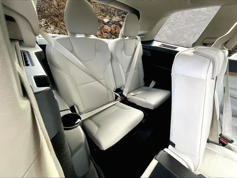 Used 2021 Volvo XC90 T6 Momentum w/ Protection Package Premier image 26