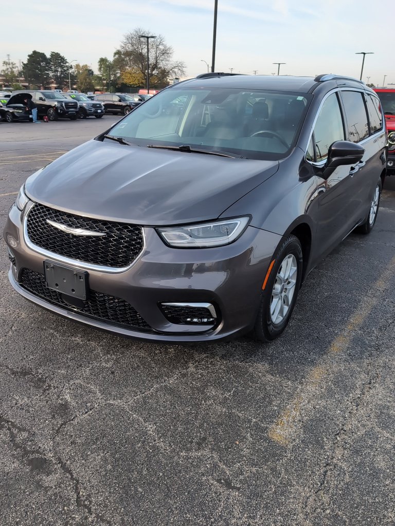 Used 2021 Chrysler Pacifica Touring-L w/ Uconnect Theater Family Group FWD image 2