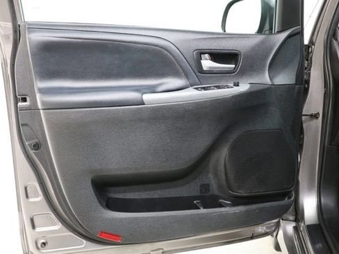 Used 2017 Toyota Sienna SE Premium FWD image 18