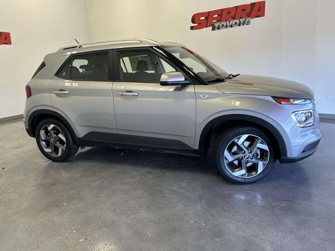 Used 2025 Hyundai Venue SEL FWD image 2
