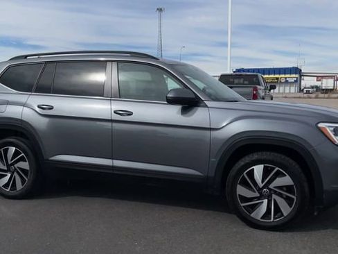 Used 2025 Volkswagen Atlas SE image 3