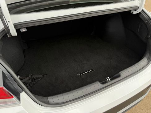 Certified 2025 Hyundai Elantra SE FWD image 29