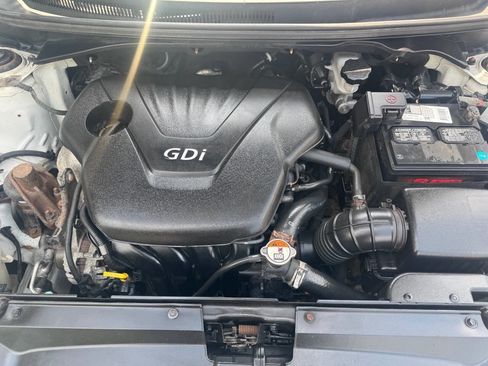 Used 2017 Hyundai Veloster FWD image 8