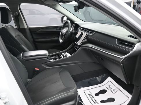 Used 2023 Jeep Grand Cherokee L Laredo image 31