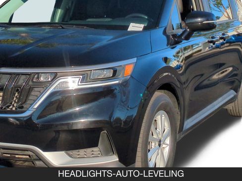 Used 2024 Kia Carnival LX image 10