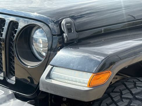 Used 2020 Jeep Gladiator Overland AWD/4WD image 4