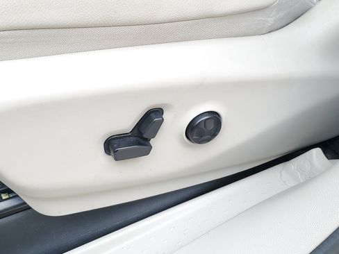 Used 2018 Chrysler Pacifica Touring-L FWD image 16