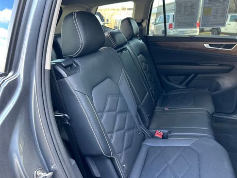 Used 2025 Volkswagen Atlas SE AWD/4WD image 25