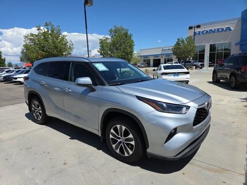 Used 2021 Toyota Highlander XLE AWD/4WD image 3
