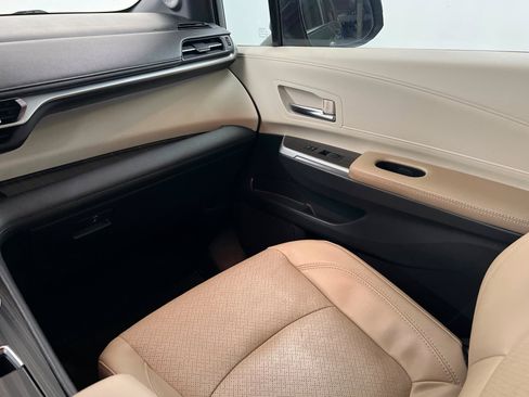 Used 2022 Toyota Sienna Limited FWD image 11