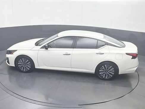 Used 2025 Nissan Altima 2.5 SV FWD image 21