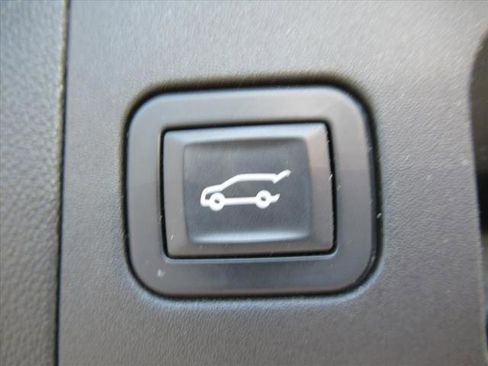 Used 2018 Cadillac XT5 Platinum w/ Driver Assist Package image 34