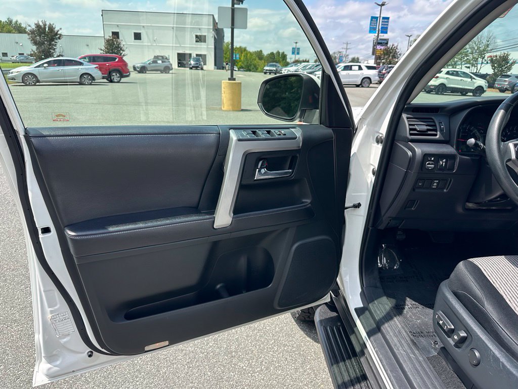 Used 2016 Toyota 4Runner SR5 AWD/4WD image 14