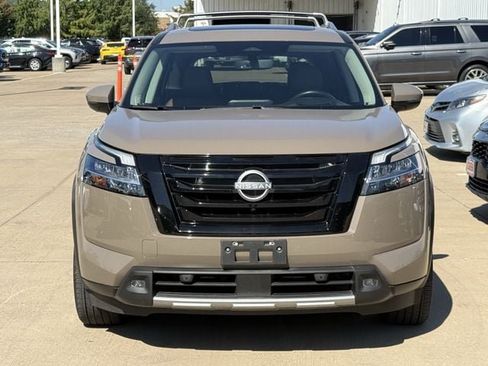 Used 2024 Nissan Pathfinder Platinum w/ Lighting Package (N93) FWD image 7
