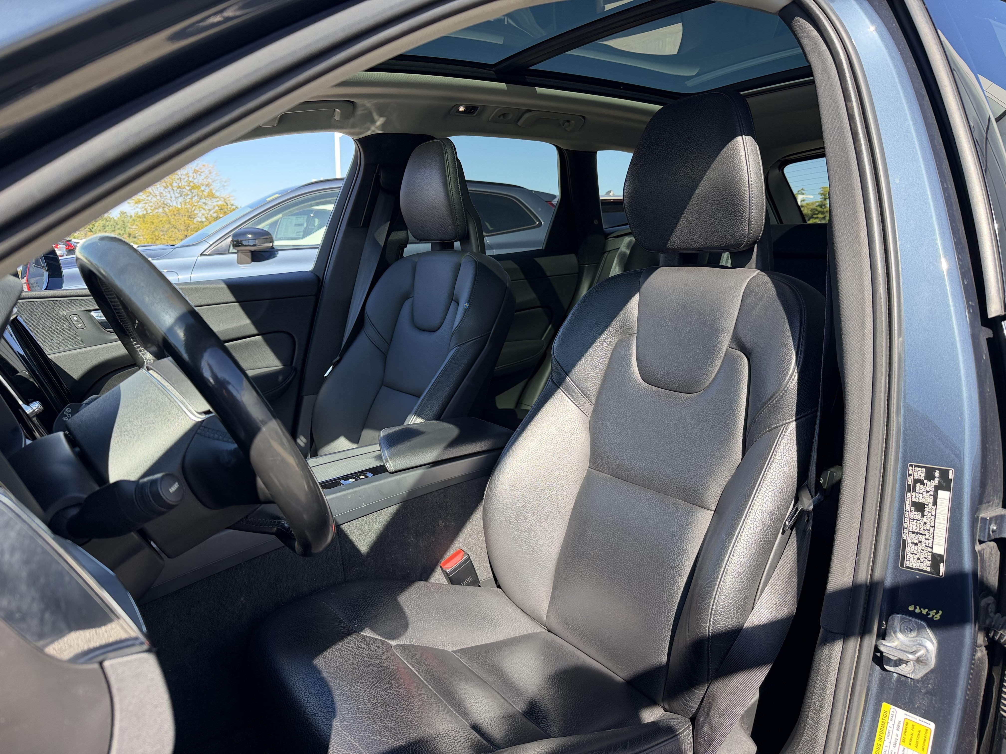 Used 2018 Volvo XC60 T6 Momentum w/ Convenience Package AWD/4WD image 8