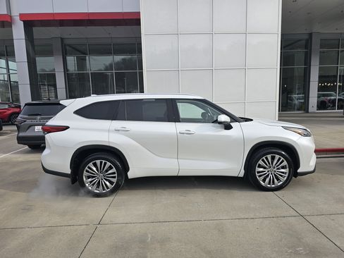 Used 2022 Toyota Highlander Platinum image 3