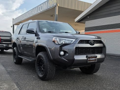 Used 2018 Toyota 4Runner SR5 AWD/4WD image 7